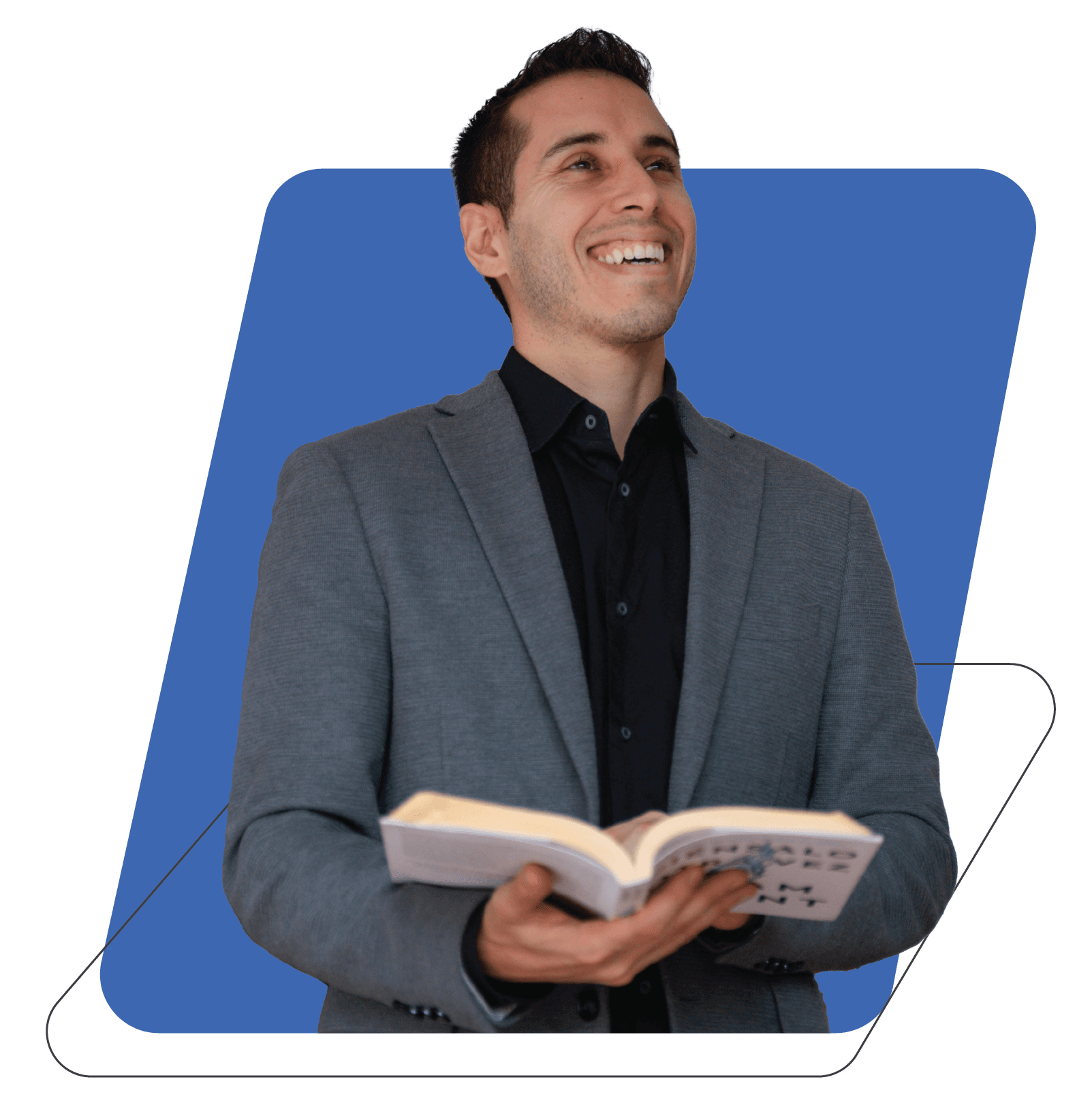 Rodrigo Villanueva sosteniendo su libro
